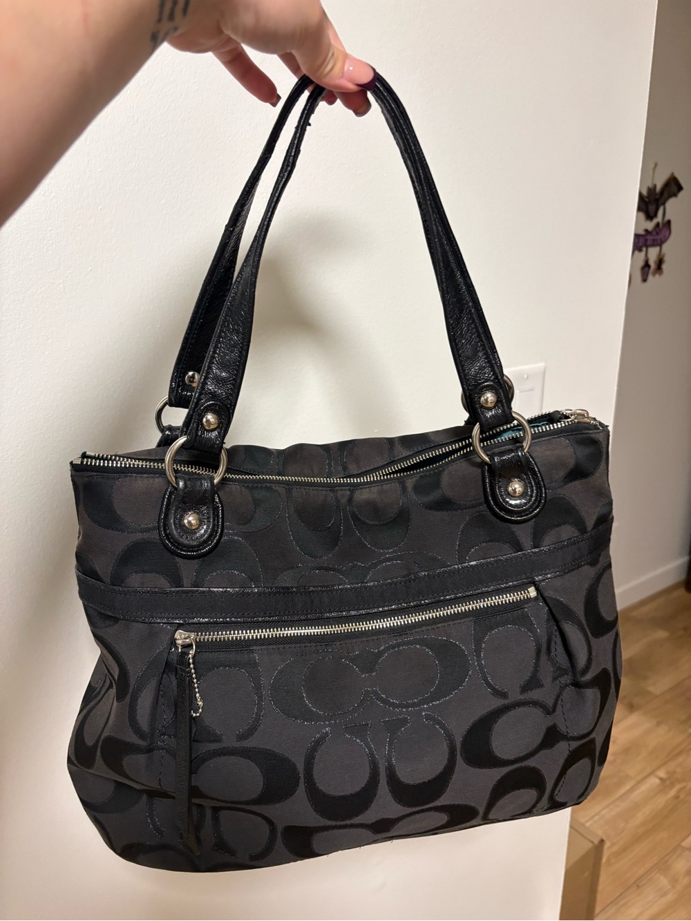 COACH Signature Sateen Canvas
Tote Bag Black F1221-18979